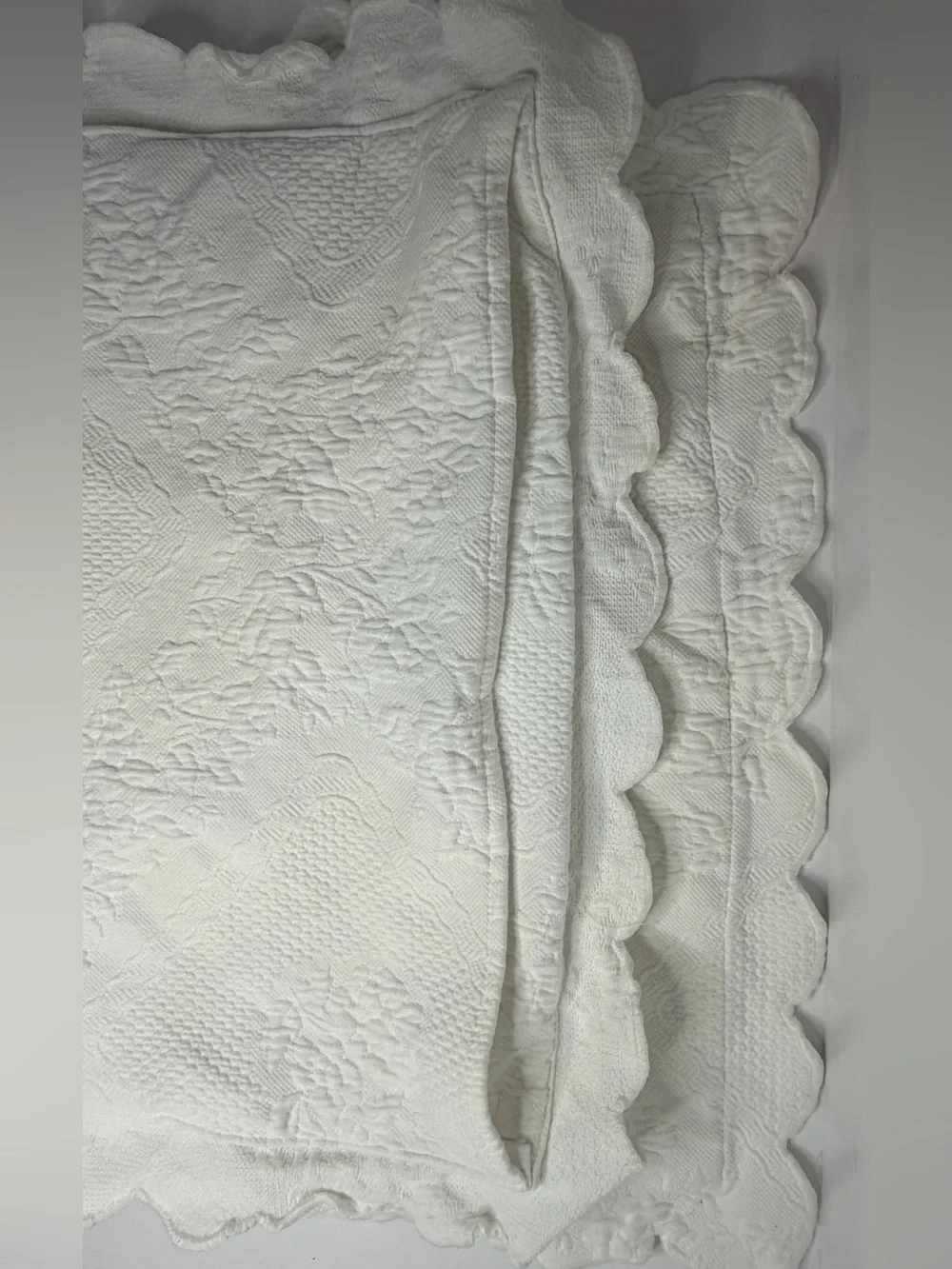 White Cotton Matelasse Quilted Scalloped Pillow Shams Vintage 2
